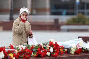 23 марта: калининградцы несут цветы в память о жертвах теракта в Подмосковье