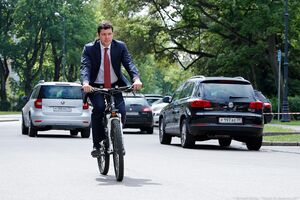 18 мая: Антон Алиханов приехал на работу на велосипеде