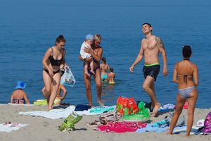 2 августа: жители Балтийска спасаются от жары на пляже