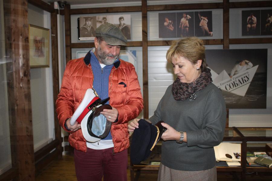 Евгений Гришковец подарил три морские фуражки Музею Мирового океана