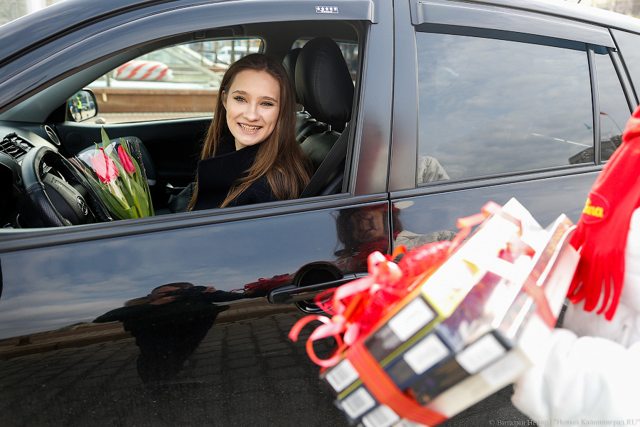 Простые романтики: как сотрудники ГИБДД девушкам цветы дарили (фото)