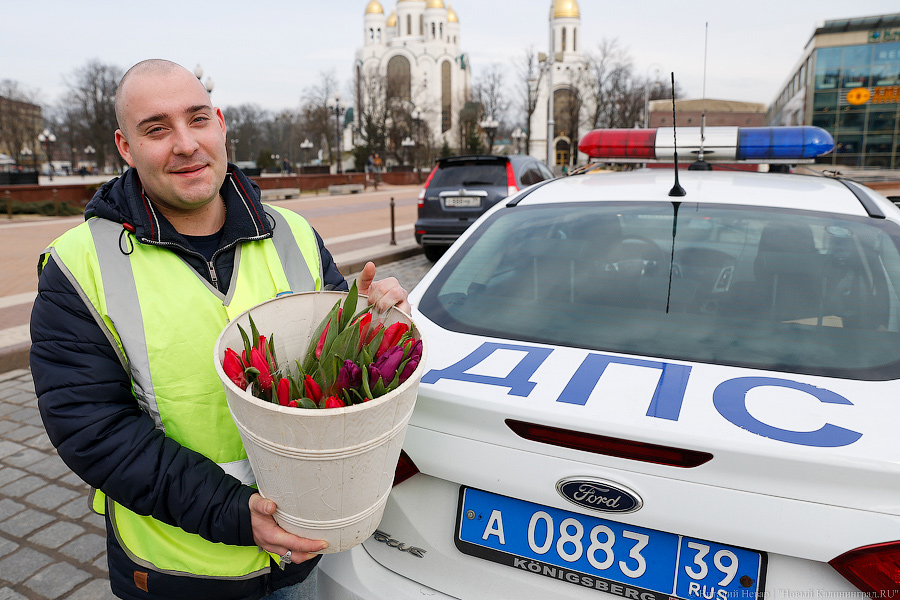 Простые романтики: как сотрудники ГИБДД девушкам цветы дарили (фото)