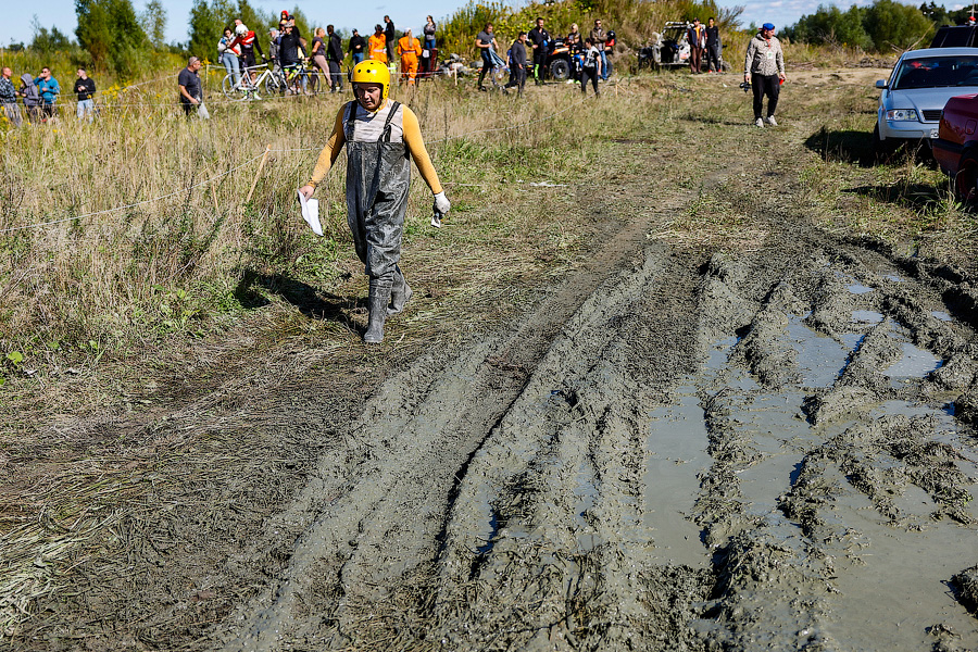 Вода по пояс, грязь по брови: в Калининграде проходит чемпионат по трофи-рейдам (фото)