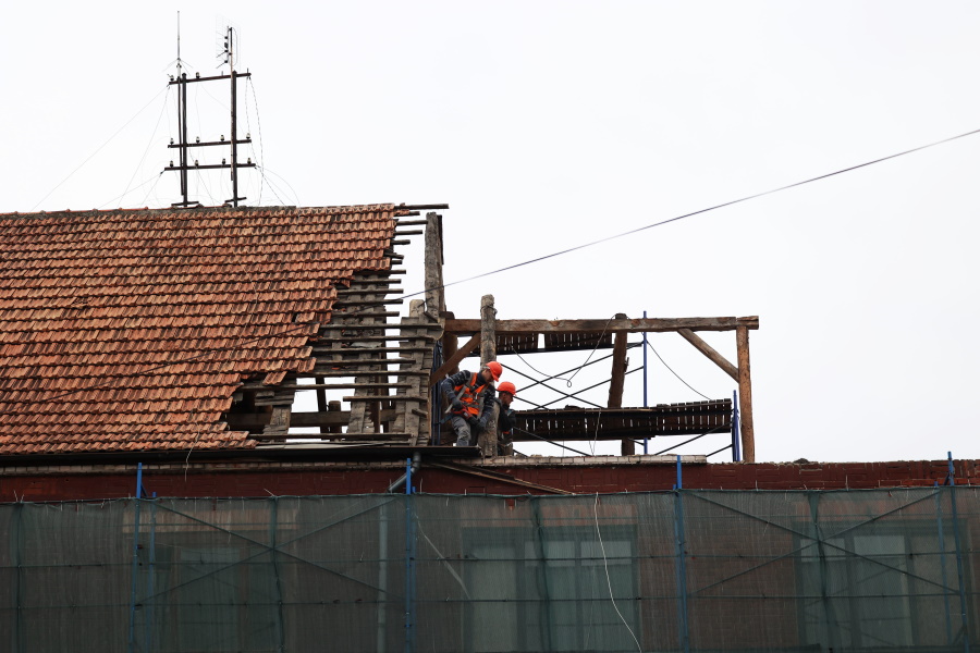 В Калининграде начали разбирать крышу на «Доме пожарных» (фото)