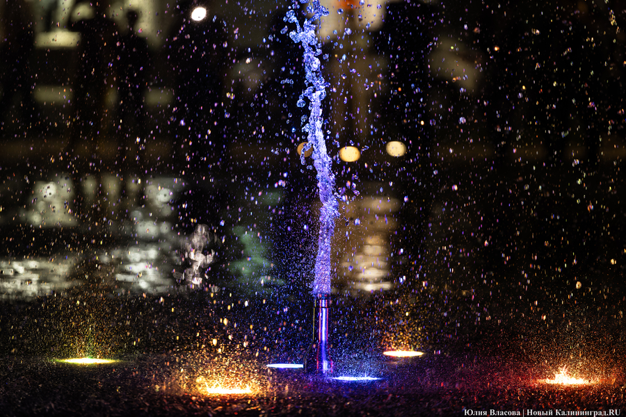 Брызги под музыку: как выглядит подсветка нового фонтана у стадиона «Балтика»