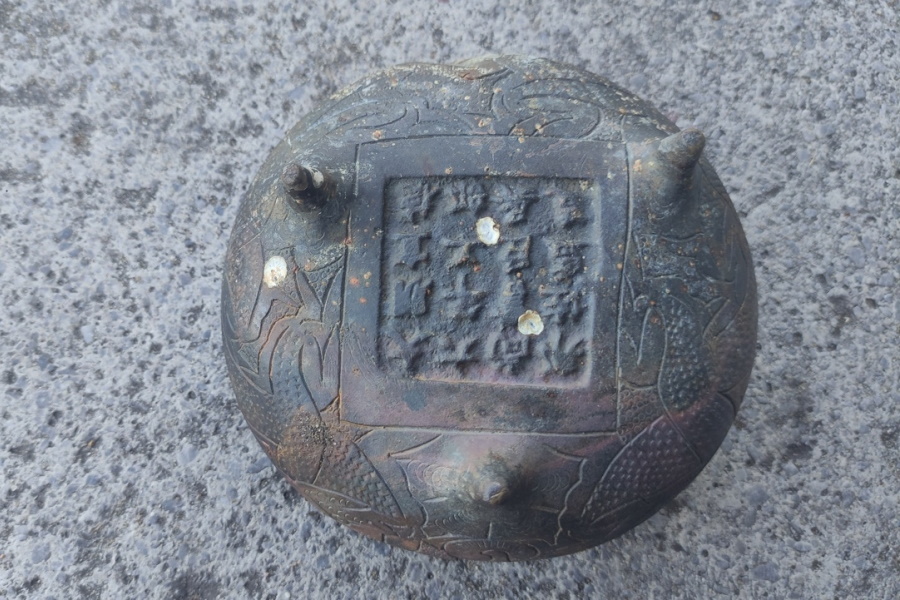 В гидрогавани Балтийской косы нашли старинный бронзовый сосуд из Империи Цин (фото)