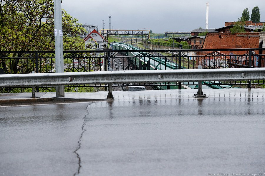 Трещит по швам: что происходит с мостом на Аллее Смелых (фото)