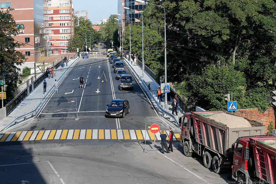 По привычной схеме: на ул. Озерова после реконструкции полностью открыли мост