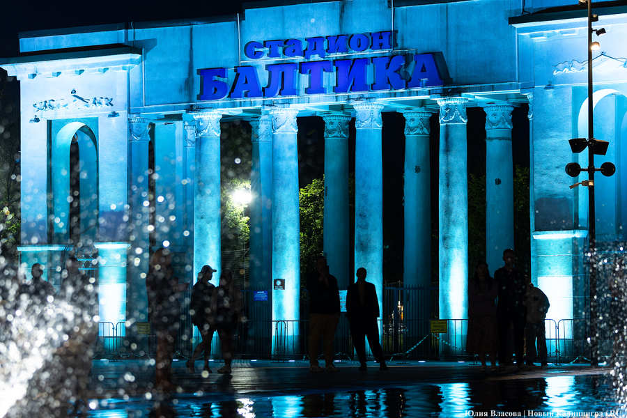 Брызги под музыку: как выглядит подсветка нового фонтана у стадиона «Балтика»