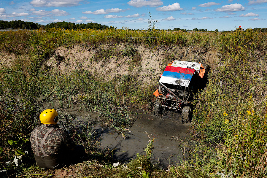 Вода по пояс, грязь по брови: в Калининграде проходит чемпионат по трофи-рейдам (фото)
