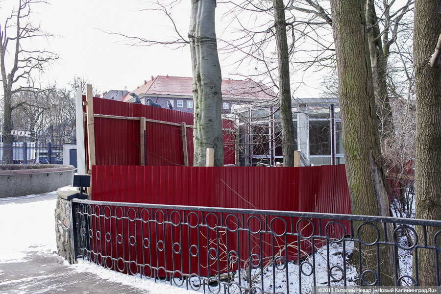 Владелец кафе «Съешь-ка» у входа в зоопарк начал самовольный ремонт фасада (+фото)