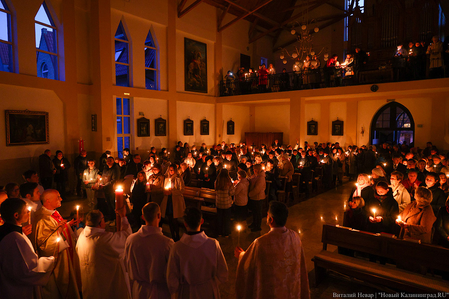 Огонь и вера: пасхальное богослужение в католическом приходе Святого Адальберта (фото)