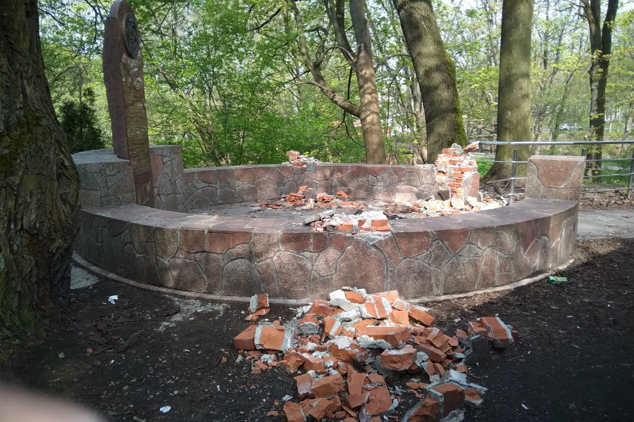 Разрушающийся памятник профессорам «Альбертины» решили разобрать и восстановить