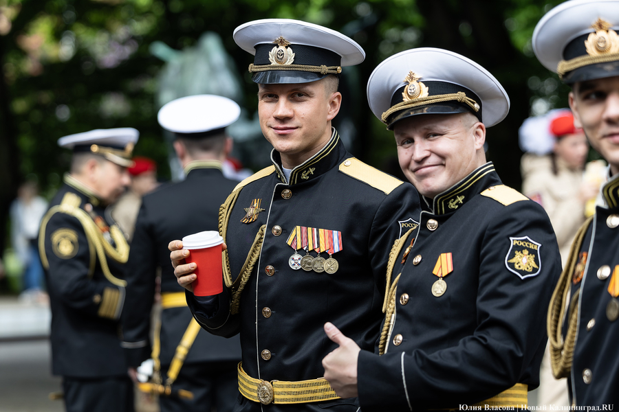 Вино из одуванчиков: изнанка генеральной репетиции парада в Калининграде (фото)