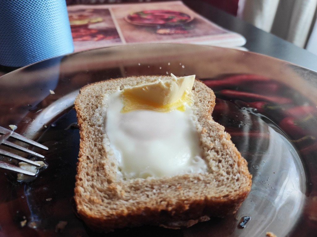 Тост с яйцом и маслом